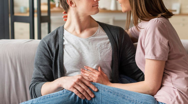 De todas as conversas que um casal pode ter, poucas geram tanto desconforto como falar abertamente sobre desejo, preferências e intimidade.