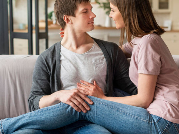 De todas as conversas que um casal pode ter, poucas geram tanto desconforto como falar abertamente sobre desejo, preferências e intimidade.