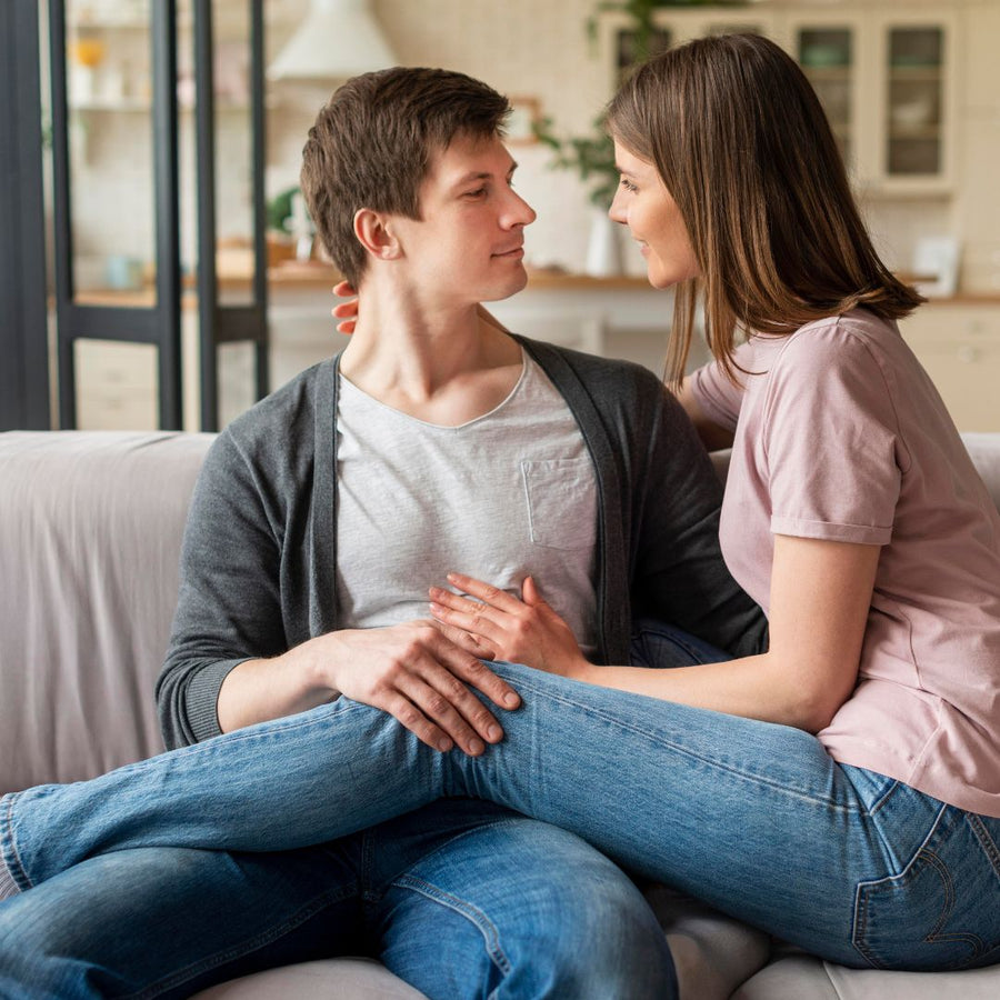 De todas as conversas que um casal pode ter, poucas geram tanto desconforto como falar abertamente sobre desejo, preferências e intimidade.