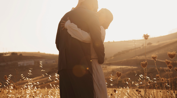 Estamos Casados há Muitos Anos e a Vida Sexual Arrefeceu. Como Posso Sugerir um Brinquedo Sem que Ele se Sinta Ameaçado?