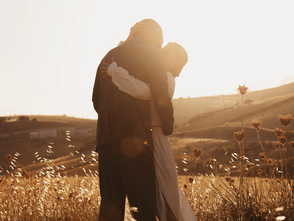Estamos Casados há Muitos Anos e a Vida Sexual Arrefeceu. Como Posso Sugerir um Brinquedo Sem que Ele se Sinta Ameaçado?
