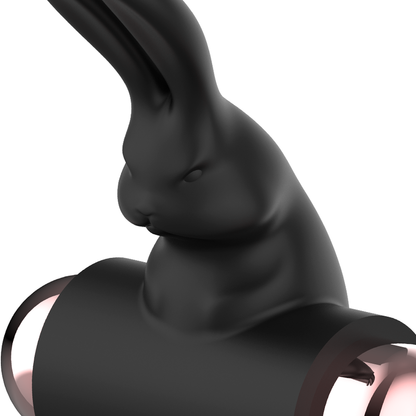 Anel Peniano Vibratório Coquette Chic Desire: Dispositivo de luxo em silicone preto com elegantes detalhes cromados a ouro. Diamora
