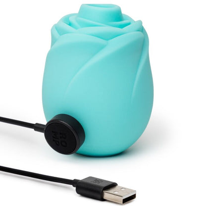 Aparelho de Sucção Clitoridiana ROMP Rose Glow: Sugador premium por pulsação de ar em formato de rosa, exibido em ambiente claro e em simulação com efeito luminescente. Diamora Portugal