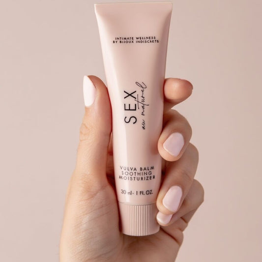 Bálsamo Íntimo Bijoux Indiscrets Vulva Balm: Vista frontal do boião minimalista e sofisticado com uma estética neutra, clean e de luxo, comunicando um produto de cosmética premium de alta confiança.