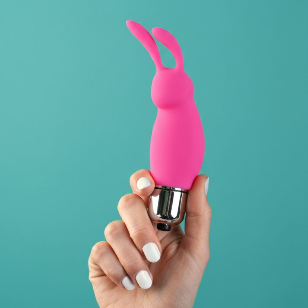 Coelho Roger: O clássico da estimulação dupla agora em silicone médico.