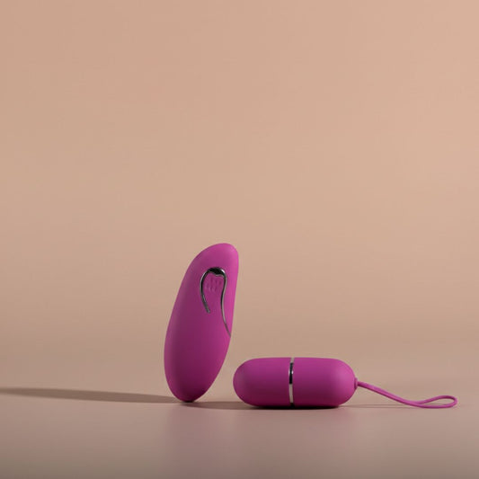 Comando à Distância: Explore o prazer partilhado com o Ovo Arvin de silicone medicinal.