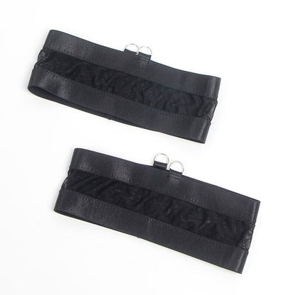 Conjunto Subblime Bondage: Design strappy preto com renda e cinta-ligas coordenada. Diamora