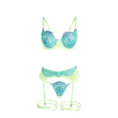 Conjunto Subblime Peacock: Set de sutiã, cinta-ligas e cueca em renda bicolor verde e azul. Diamora
