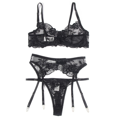 Conjunto de 3 Peças Subblime Floral: Set coordenado de sutiã, cinta-ligas e tanga com estampa botânica sobre fundo preto. Diamora