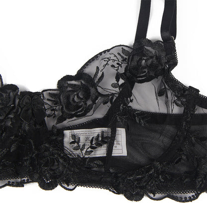 Conjunto de 3 Peças Subblime Floral: Set coordenado de sutiã, cinta-ligas e tanga com estampa botânica sobre fundo preto. Diamora Portugal