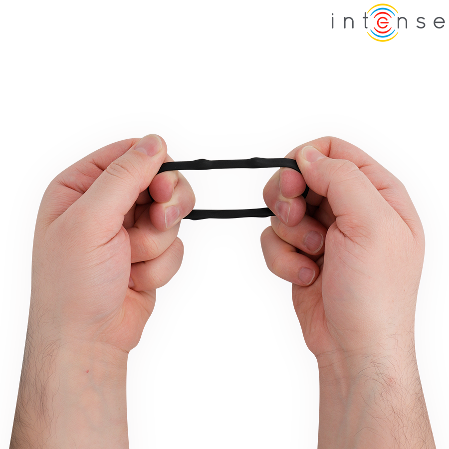 Conjunto de Anéis Intense Peter: Três anéis penianos de silicone premium preto dispostos simetricamente por ordem de tamanho.