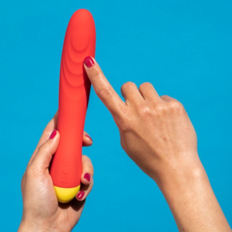 Curvatura Focada no Ponto G: Foco detalhado na ponta interna texturada e inclinada, ilustrando a flexibilidade do silicone para se moldar às paredes do corpo.