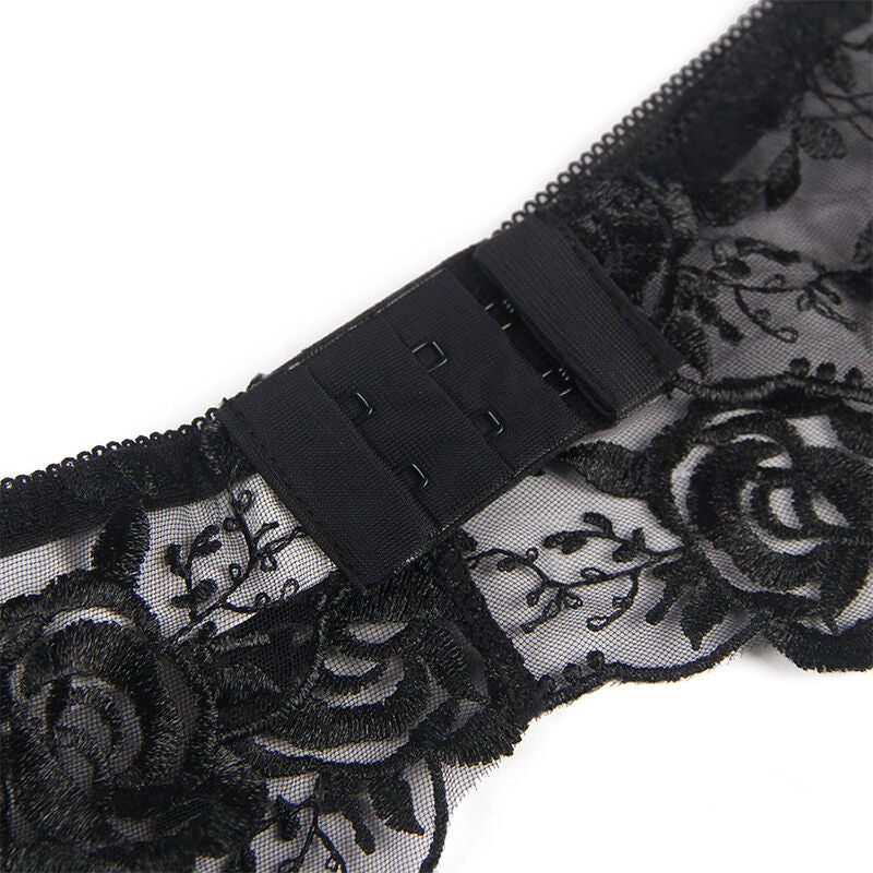 Detalhe do Decote: O contraste sofisticado entre as flores coloridas e as tiras elásticas de estilo strappy no sutiã. Diamora