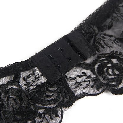 Detalhe do Decote: O contraste sofisticado entre as flores coloridas e as tiras elásticas de estilo strappy no sutiã. Diamora