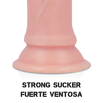 Dildo Realista Rockarmy Mustang: Vista de ângulo do dildo de 18 cm em silicone líquido premium, evidenciando o seu acabamento acetinado de alta qualidade, veias anatómicas suaves e base com ventosa integrada. Diamora