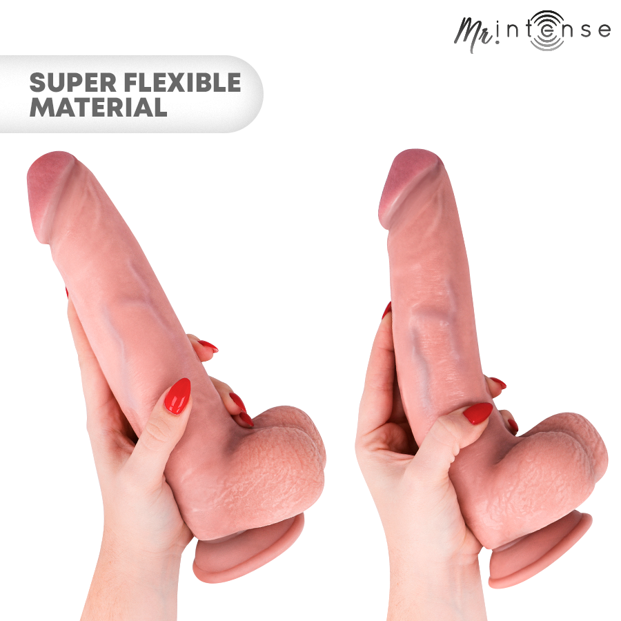 Dildo Realista XL Mr. Intense Neeson: Vista frontal de perfil do dildo de 20 cm em tom pele/neutro, destacando as suas dimensões robustas, as veias e a glande esculpidas detalhadamente, e a base com ventosa industrial estável. Diamora