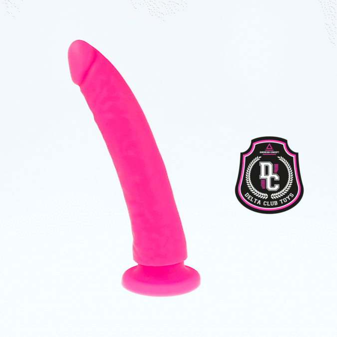 Dildo de Silicone Médico Delta Club Rosa: Fotografia de estúdio do dildo de 20 cm em tom rosa acetinado, evidenciando as suas curvas ergonómicas suaves, acabamento mate premium e a base com ventosa integrada. Diamora