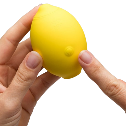 Discreto e Ergonómico: Imagem que ilustra como o dispositivo se adapta perfeitamente ao corpo e à palma da mão.