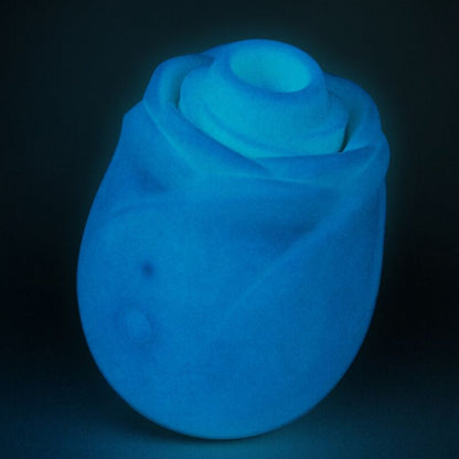 Efeito Luminescente no Escuro: O estimulador Rose Glow fotografado na penumbra, destacando o seu brilho suave e a facilidade de localização noturna. Diamora