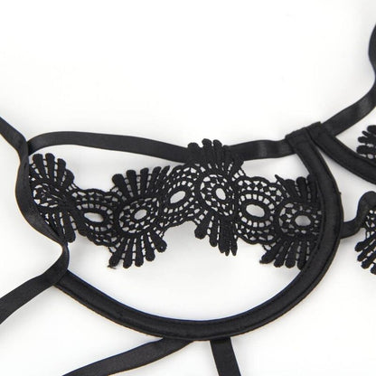 Efeito Strappy: Tiras elásticas que desenham e moldam a cintura com precisão geométrica. Diamora