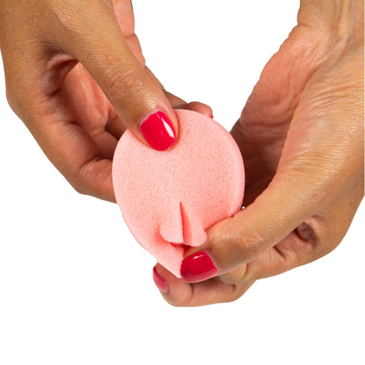 Ergonomia Abstrata e Proteção Estanque: Infográfico clean e conceitual ilustrando o formato macio da esponja menstrual e como ela se ajusta perfeitamente às paredes vaginais sem necessidade de cordões rígidos.