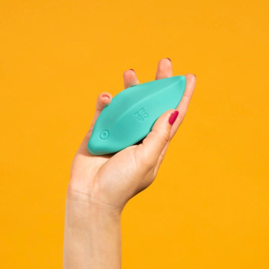 Ergonomia de Encaixe Perfeito: Foco que ilustra o posicionamento do estimulador na mão, demonstrando a pega firme e os botões intuitivos de controlo.