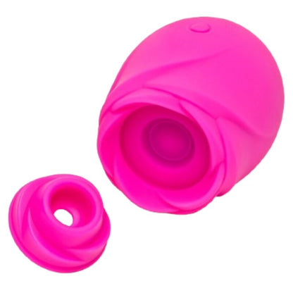 Ergonomia e Discreção: O estimulador exibido ao lado de elementos decorativos, demonstrando como se camufla perfeitamente na divisão.