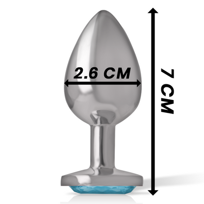 Joia Anal Intense com Cristal Azul: Fotografia de estúdio em alta definição com fundo escuro, focando no plug anal de alumínio polido de tamanho S, exibindo o reflexo espelhado do metal e o cristal azul na base. Diamora