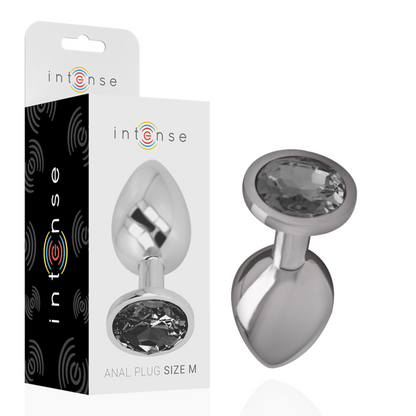 Joia Anal Intense com Cristal Preto M: Fotografia de estúdio com iluminação premium em fundo escuro, focando no plug anal de alumínio polido de tamanho M, exibindo o reflexo espelhado do metal e o cristal negro facetado na base.