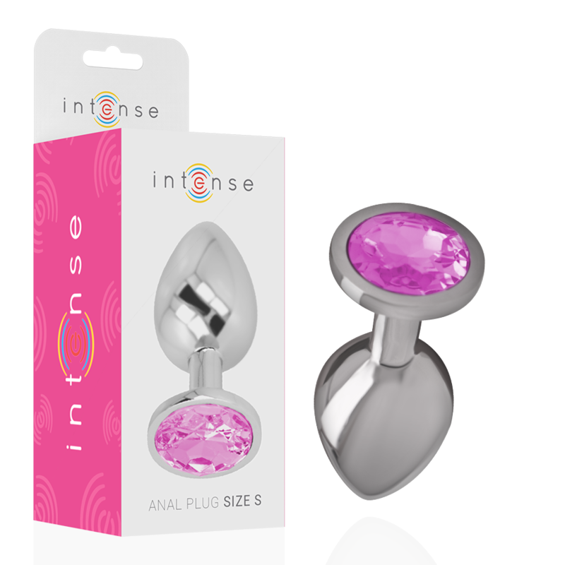 Joia Anal Intense com Cristal Rosa: Fotografia de estúdio com iluminação premium em fundo escuro, focando no plug anal de alumínio polido de tamanho S, exibindo o reflexo espelhado do metal e o cristal rosa brilhante na base.