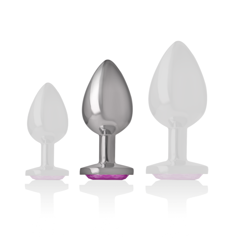 Joia Anal Intense com Cristal Rosa M: Fotografia de estúdio com iluminação premium em fundo escuro, focando no plug anal de alumínio polido de tamanho M, exibindo o reflexo espelhado do metal e o cristal rosa brilhante na base. Diamora
