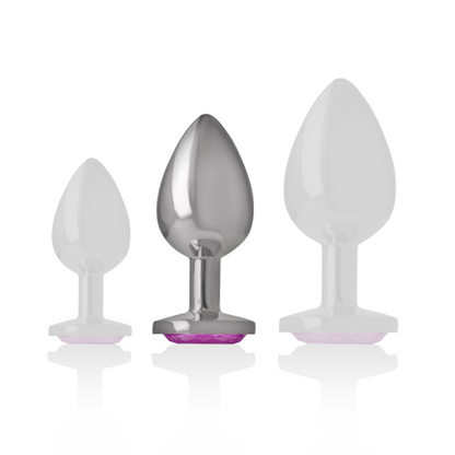 Joia Anal Intense com Cristal Rosa M: Fotografia de estúdio com iluminação premium em fundo escuro, focando no plug anal de alumínio polido de tamanho M, exibindo o reflexo espelhado do metal e o cristal rosa brilhante na base. Diamora