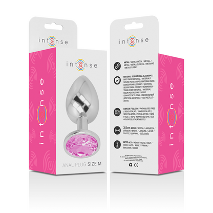 Joia Anal Intense com Cristal Rosa M: Fotografia de estúdio com iluminação premium, focando no plug anal de alumínio polido de tamanho M, exibindo o reflexo espelhado do metal e o cristal rosa brilhante na base. Diamora