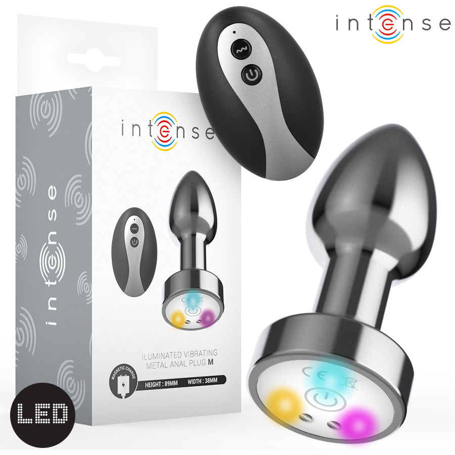 Joia Tecnológica Intense Vibrante com LED M: Fotografia premium de estúdio em fundo escuro com iluminação de destaque, focando no plug anal de alumínio polido com a sua base LED acesa, posicionado elegantemente ao lado do seu comando à distância sem fios.