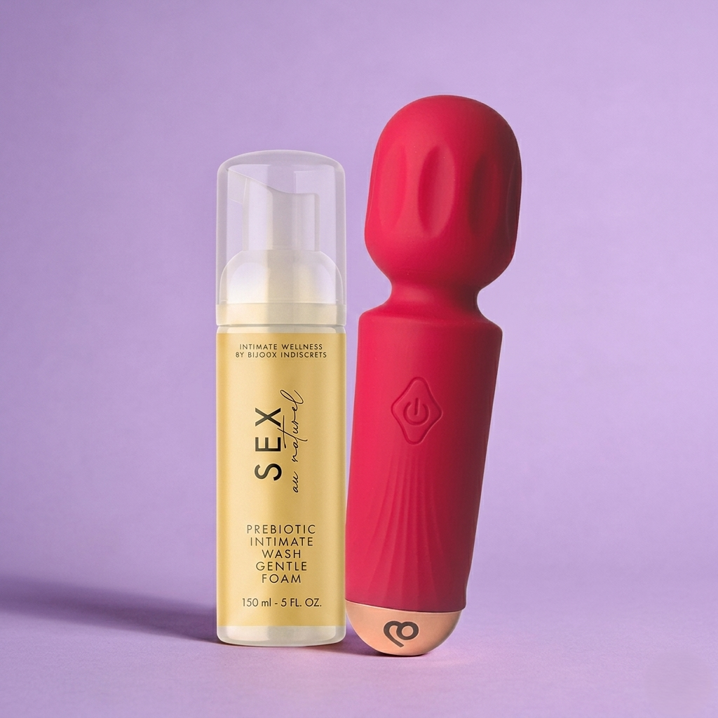 Kit Equilíbrio & Bem-Estar Ativo Diamora: Fotografia de estúdio premium e minimalista exibindo a elegante Mini Varinha Azaleia em tom vermelho vibrante posicionada ao lado do frasco sofisticado do Gel Íntimo Prebiótico em Espuma da Bijoux Indiscrets.