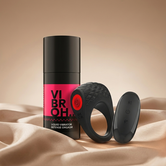Kit Sintonia Elétrica: Composição fotográfica premium com o frasco do Vibrador Líquido Vibroh e o elegante anel de silicone preto Intense Clover dispostos lado a lado sobre uma superfície minimalista e luxuosa.