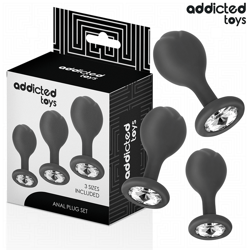 Kit de 3 Plugs Anais de Metal Addicted Toys: Fotografia comercial sofisticada exibindo os três plugs de alumínio médico alinhados por ordem crescente de tamanho (S, M e L), destacando o acabamento espelhado e os cristais brilhantes nas bases.
