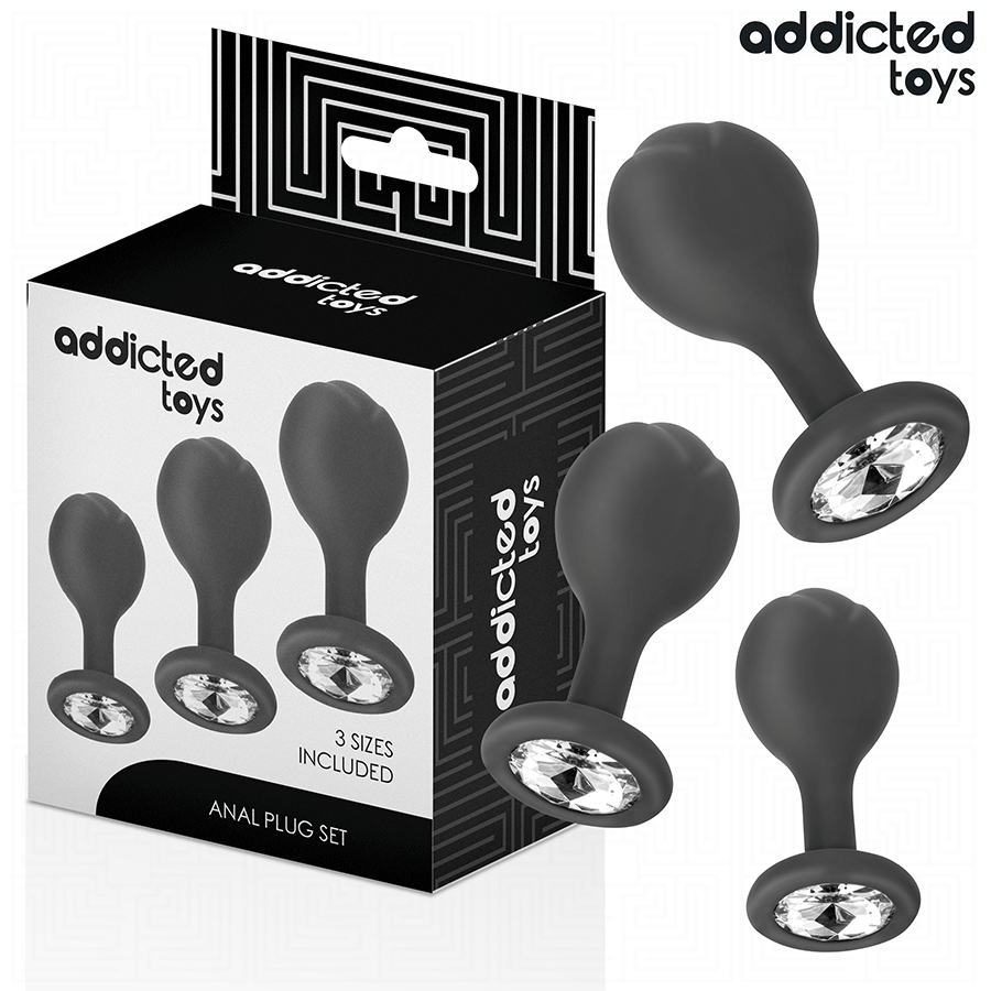 Kit de 3 Plugs Anais de Metal Addicted Toys: Fotografia comercial sofisticada exibindo os três plugs de alumínio médico alinhados por ordem crescente de tamanho (S, M e L), destacando o acabamento espelhado e os cristais brilhantes nas bases.