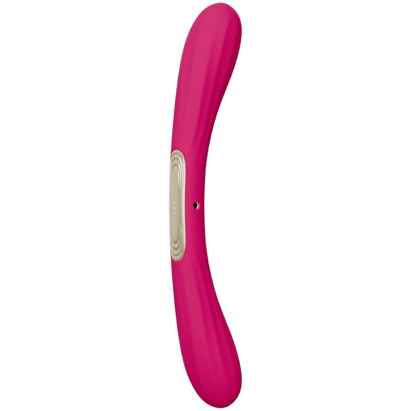 LELO Boomerang Vibrador de Duas Pontas Cherry: Fotografia editorial premium com iluminação de estúdio sofisticada, focando no vibrador de dupla extremidade em tom cereja mate, realçando a sua silhueta curva e flexível.