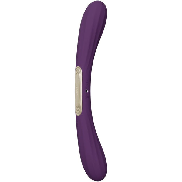 LELO Boomerang Vibrador de Duas Pontas Roxo: Fotografia editorial premium com iluminação de estúdio sofisticada, focando no vibrador de dupla extremidade em tom roxo ameixa mate, realçando a sua silhueta curva e flexível.