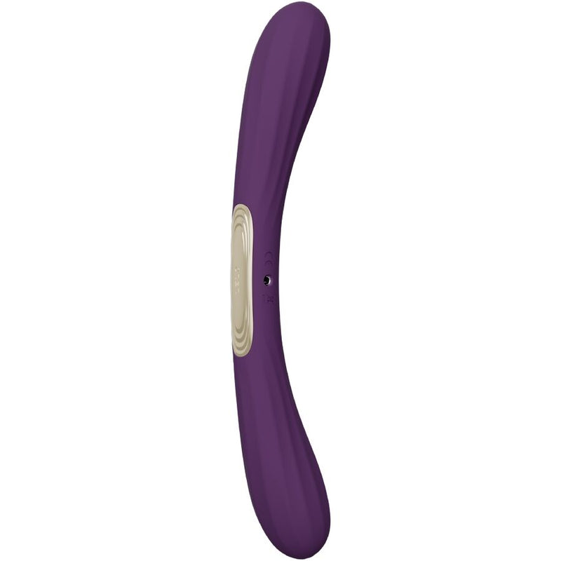 LELO Boomerang Vibrador de Duas Pontas Roxo: Fotografia editorial premium com iluminação de estúdio sofisticada, focando no vibrador de dupla extremidade em tom roxo ameixa mate, realçando a sua silhueta curva e flexível.