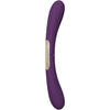 LELO Boomerang Vibrador de Duas Pontas Roxo: Fotografia editorial premium com iluminação de estúdio sofisticada, focando no vibrador de dupla extremidade em tom roxo ameixa mate, realçando a sua silhueta curva e flexível.
