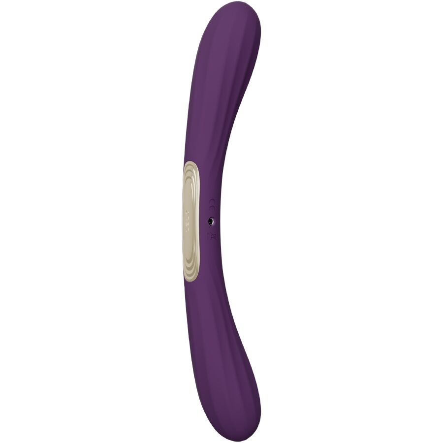 LELO Boomerang Vibrador de Duas Pontas Roxo: Fotografia editorial premium com iluminação de estúdio sofisticada, focando no vibrador de dupla extremidade em tom roxo ameixa mate, realçando a sua silhueta curva e flexível.