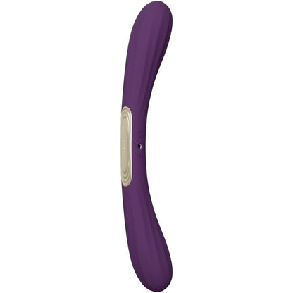 LELO Boomerang Vibrador de Duas Pontas Roxo: Fotografia editorial premium com iluminação de estúdio sofisticada, focando no vibrador de dupla extremidade em tom roxo ameixa mate, realçando a sua silhueta curva e flexível.