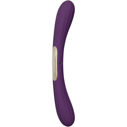 LELO Boomerang Vibrador de Duas Pontas Roxo: Fotografia editorial premium com iluminação de estúdio sofisticada, focando no vibrador de dupla extremidade em tom roxo ameixa mate, realçando a sua silhueta curva e flexível.