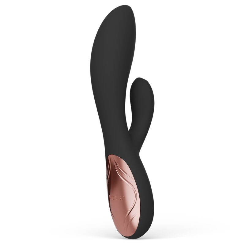 LELO Ina Thrust Vibrador Rabbit de Empurrão: Fotografia editorial premium com iluminação de alta costura em fundo escuro, focando no vibrador rabbit preto mate de silicone fosco, destacando a sua cabeça ergonómica e o estimulador clitoriano flexível.