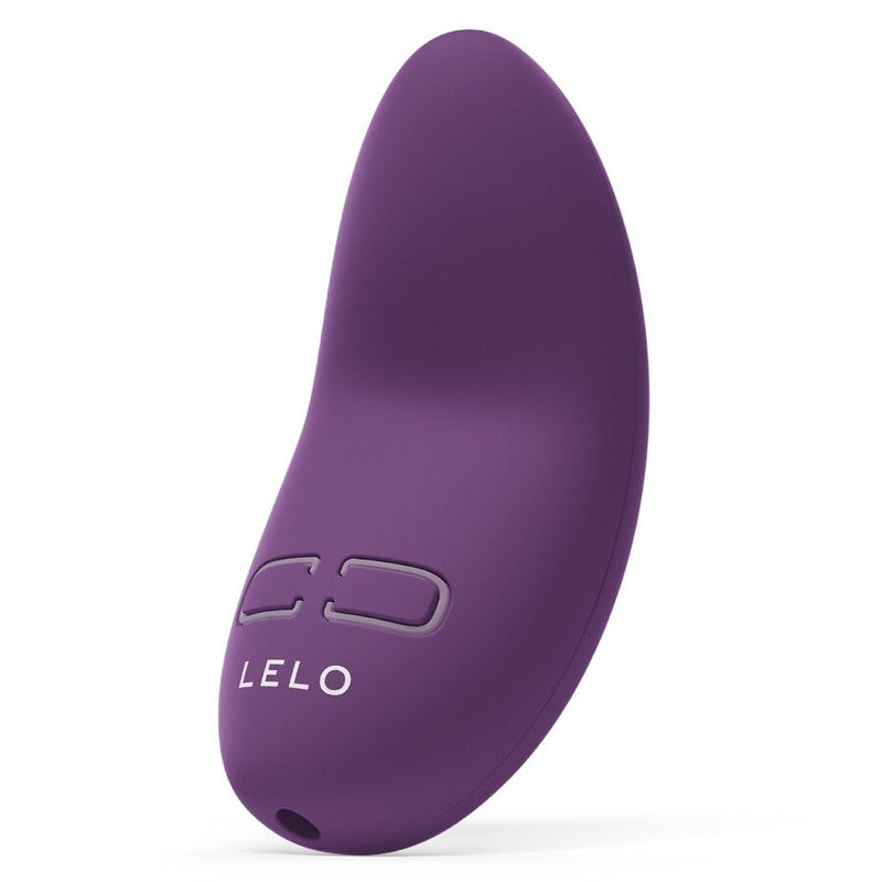 LELO Lily 3 Personal Massager Polar  Fotografia editorial premium com iluminação de estúdio refinada em fundo escuro, focando no massageador compacto em tom mate, destacando as suas curvas limpas e tamanho portátil.