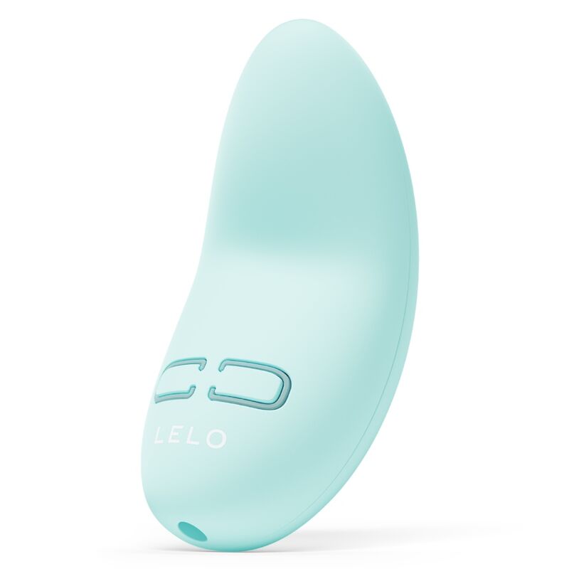 LELO Lily 3 Personal Massager Polar Green: Fotografia editorial premium com iluminação de estúdio refinada em fundo escuro, focando no massageador compacto em tom verde polar mate, destacando as suas curvas limpas e tamanho portátil.