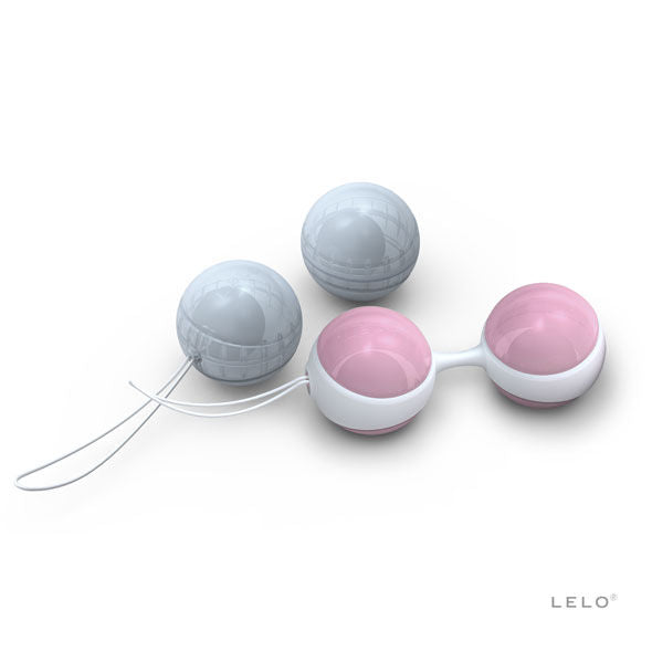 LELO Luna Sistema de Esferas de Kegel: Fotografia premium de estúdio com luz suave em fundo clean, exibindo o suporte de silicone rosa do LELO Luna ao lado das esferas modulares, comunicando estética clínica de luxo.