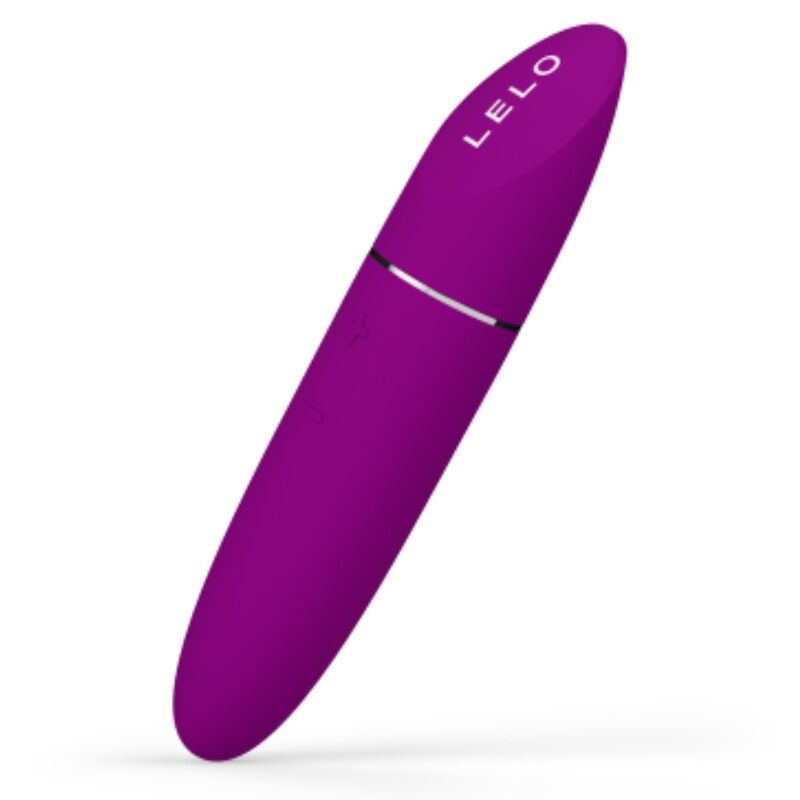 LELO Mia 3 Vibrador Pessoal Discreto: Fotografia editorial premium com iluminação de estúdio sofisticada em fundo escuro, focando no dispositivo roxo ao lado da sua tampa, demonstrando a inconfundível estética de um batom de alta costura.